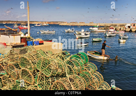 Portugal-Sagres Hafen Fischer ziehen In Netzen Stockfoto