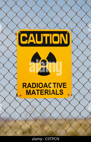 Ein radioaktiver Stoffe Vorsicht Zeichen auf einem Draht Zaun, Trinity Site, New Mexico. Stockfoto