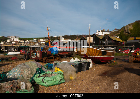 Angelboote/Fischerboote auf dem Stade mit der Stadt von Hastings im Hintergrund East Sussex England Stockfoto