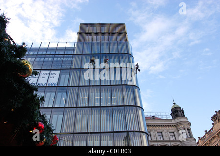 Fensterputzer am Arbeitsplatz auf einem Hochhaus in Prag, Tschechische Republik Stockfoto