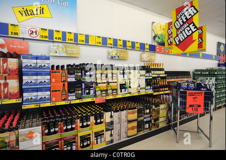 Lidl Discounter in Newhaven Regalen voller Flaschen Wein im Angebot Stockfoto