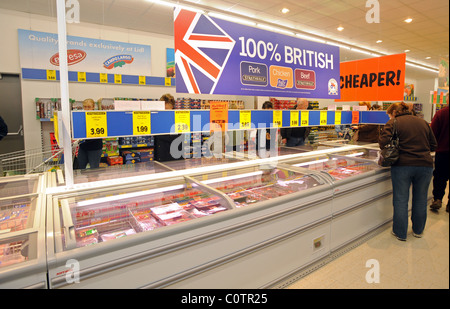 Lidl Discount Supermarkt Shopper in den Fleisch-Gang Stockfoto