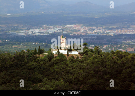 Arial Ansicht von der Spitze des Tempels de Sagrat Cor auf dem Gipfel des Mount Tibidabo in Barcelona, Katalonien, Spanien Stockfoto