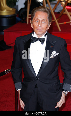 VALENTINO 83. ACADEMY AWARDS RED CARPET Ankünfte KODAK THEATRE LOS ANGELES Kalifornien USA 27. Februar 2011 Stockfoto