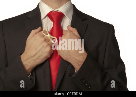 Mann in Buisness Anzug mit einem Knoten um den Finger um ihn zu etwas zu erinnern! Stockfoto