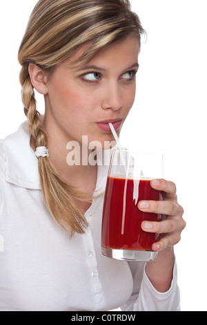 Frau trinkt Tomatensaft auf weißem Hintergrund Stockfoto