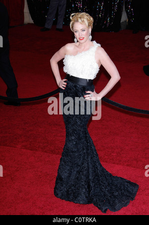 VIRGINIA MADSEN 83. ACADEMY AWARDS RED CARPET Ankünfte KODAK THEATRE LOS ANGELES Kalifornien USA 27. Februar 2011 Stockfoto