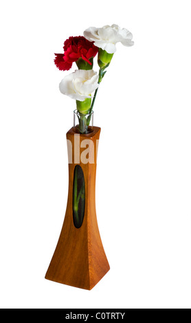 Einzelne rote und zwei weiße Gischt Carnation Blüten in einer geschnitzten Teak Vase mit einzigartigen Eröffnung zeigt des Stamms Stockfoto