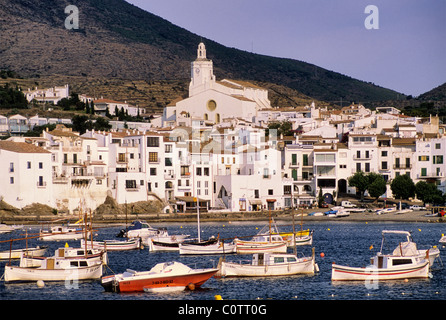 Stadt Cadaques, Kirche Santa Maria in Mitte, gesehen in Cadaques Bucht, Costa Brava, Katalonien, Spanien Stockfoto