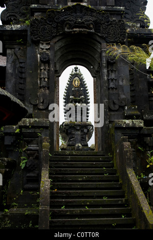 Einen detaillierten Blick auf ein Steinrelief des Hindu-Gottes Shiva bei der alten Muttertempel Besakih in Bali, Indonesien. Stockfoto