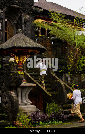 Hinduistischen Anbeter kommen in den wichtigsten Tempel in Bali, Indonesien-Besakih oder der Mutterbügel Angebote zu verlassen und zu beten. Stockfoto