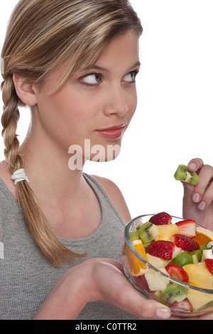 Gesunde Lebensweise Serie - Frau mit Obstsalat auf weißem Hintergrund Stockfoto