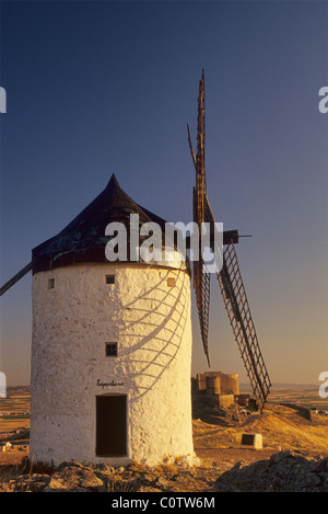 Windmühle und Ruinen des Schlosses am Cresteria Manchega-Hügel in der Nähe von Consuegra, Toledo Provinz Kastilien-La Mancha, Spanien Stockfoto