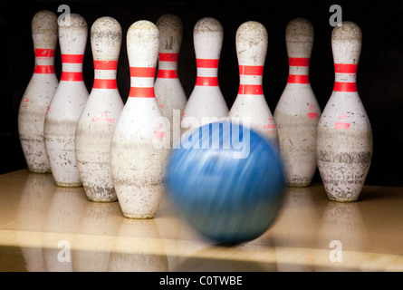 Eine Bowling-Kugel Kegeln in eine Ten-Pin Bowling-Bahn, "Strikes" Ely UK zu treffen Stockfoto