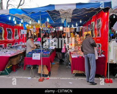 MONTREUIL (Paris), Frankreich, mittlere Menschenmenge im Vorort Flohmarkt Shopping, elektronische Ausrüstung Zubehör, Straßenhändler, Straßenmarkt Paris Stadt tagsüber Stockfoto