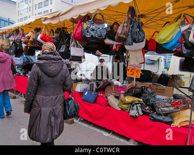 MONTREUIL (Paris), Frankreich, Menschen, Frau, die weggeht, draußen, Straße, französischer Flohmarkt Shopping, Damenhandtaschen zum Verkauf, Winter anzeigen, Straßenhändler Stockfoto