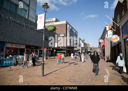 Shopper in Bromley High Street, Bromley, Kent UK Stockfoto