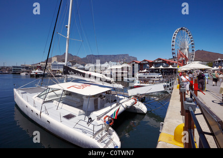 Boote im Hafen von V & A Waterfront mit dem Wheel of Excellence und Tafelberg über. Cape Town. Südafrika Stockfoto