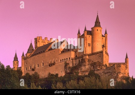 Schloss Alcazar bei Sonnenaufgang in Segovia, Kastilien und León, Spanien Stockfoto