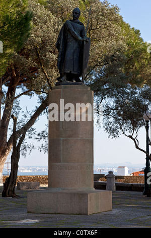 Dom Afonso Henriques Statue im Eingangsbereich der Burg São Jorge (St. Georg) in Lissabon, Portugal. Stockfoto