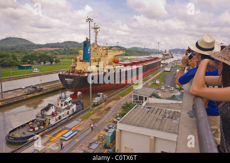 PANAMA - Touristen Schiff im Miraflores Schleusen des Panama-Kanals angezeigt. Stockfoto