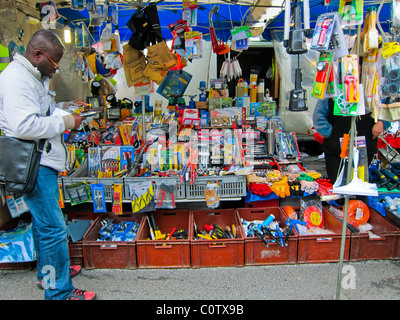 Paris, Frankreich, Mann am Flohmarkt einkaufen, Montreuil, Hardwares Stall Stockfoto