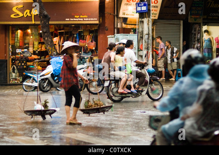 Straßenszene in einem Regen, Hoi Ann, Vietnam Stockfoto