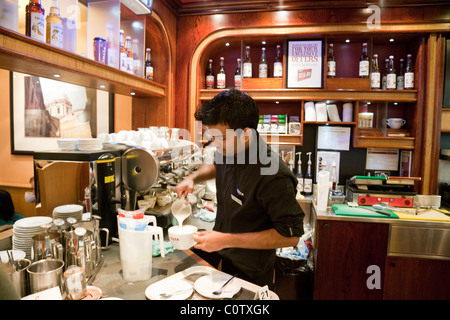 Ein Barista Kaffee kochen, Costa Coffee, Bromley, Kent UK Stockfoto