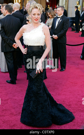 VIRGINIA MADSEN 83. ACADEMY AWARDS roten Teppich Ankünfte KODAK THEATRE HOLLYWOOD USA 27. Februar 2011 Stockfoto