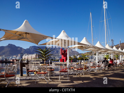 Terrasse des Hotels auf die V & A Waterfront mit dem Coca Cola Kiste-Mann und Tafelberg über. Cape Town Western Cape, Südafrika Stockfoto