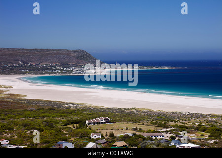 Dorf von Kommetjie und Slang Koppunt Leuchtturm auf Chapmans Bay. Noordhoek, Western Cape, Südafrika. Stockfoto