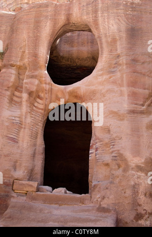 Jordan, antiken nabatäische Stadt Petra entfernt. Typischen bunten Sandstein Streifung der Mauern von Petra. Stockfoto