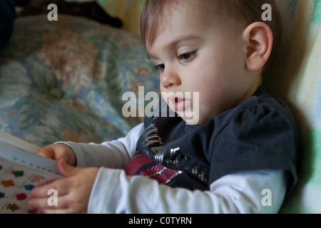 ein junges Mädchen, das vorgibt, ein Buch zu lesen Stockfoto