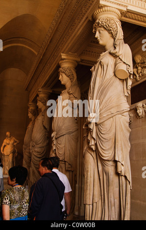 Touristen stehen in der Nähe von Statuen in einem Museum, Musée Du Louvre, Paris, Frankreich Stockfoto