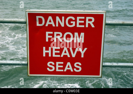 Gefahr von schwerem Seegang zu signieren, Scarborough, North Yorkshire, England, UK Stockfoto