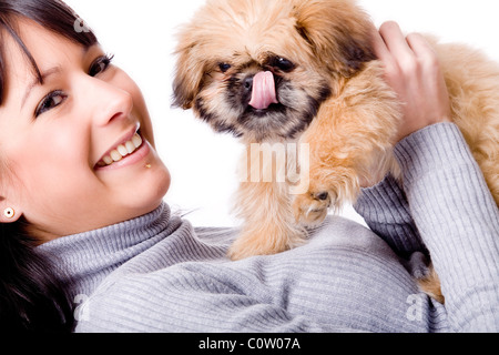 Brünette Frau mit einem niedlichen kleinen pekingese Stockfoto