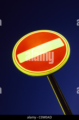 kein Eintrag-Warnschild für Fahrzeuge in der pedestrianed Zone in der Stadt Leeds Yorkshire UK Stockfoto