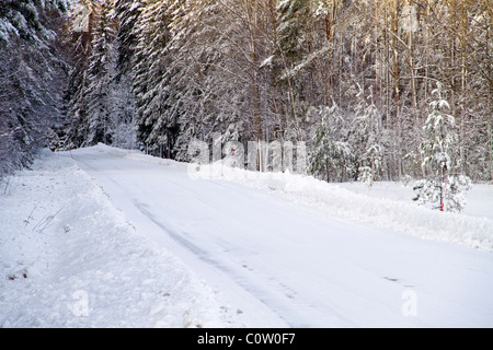 Verschneiten Winter-Straße in Schweden. Stockfoto
