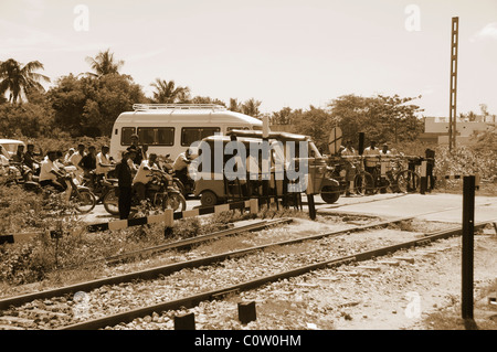 Menschen, die an einem Bahnübergang, Tirupati, Andhra Pradesh, Indien Stockfoto