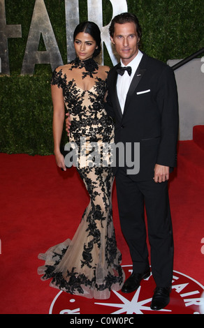 CAMILA ALVES MATTHEW MCCONAUGHEY 2011 VANITY FAIR OSCAR PARTY LOS ANGELES Kalifornien USA 27 Februar 2011 Stockfoto