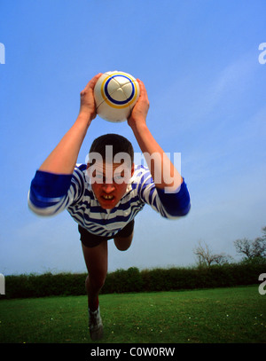 Rugby-Spieler tauchen in Richtung versuchen-Linie zu Punkten versuchen uk Stockfoto