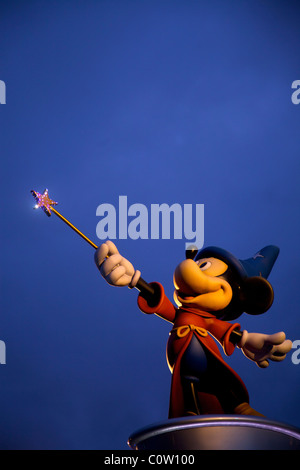 Statue von Mickey Mouse als Zauberer oder Magier im Walt Disney Studios Park in der Nähe von Paris Frankreich Stockfoto