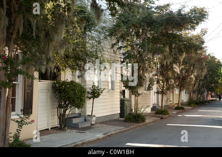 Reihe von hölzernen Schindeln Häuser auf einer Straße im historischen Viertel von Charleston South Carolina USA Stockfoto