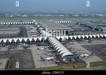 Den neuen internationalen Flughafen Suvarnabhumi aus der Luft, Bangkok, Thailand TH gesehen Stockfoto