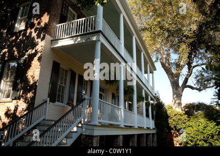 Elegantes Haus in Charleston mit Veranda Stockfoto