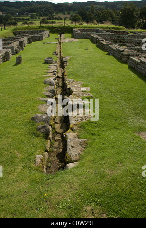 NORTHUMBRIA; NR. CHOLLERTON; CHESTERS ROMAN FORT. DIE KASERNE-DRAIN Stockfoto