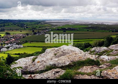 Blick vom Warton Felsen mit Blick auf Morecambe Bay, Warton und Carnforth in Lancashire. Stockfoto