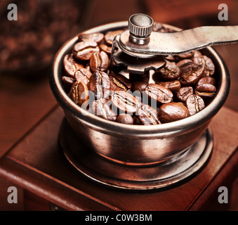 Gerösteter Kaffeebohnen werden in einer Kaffeemühle. Stockfoto