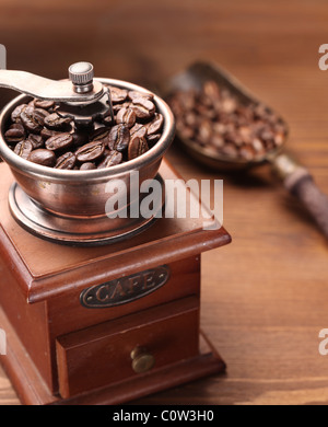 Gerösteter Kaffeebohnen werden in einer Kaffeemühle. Stockfoto