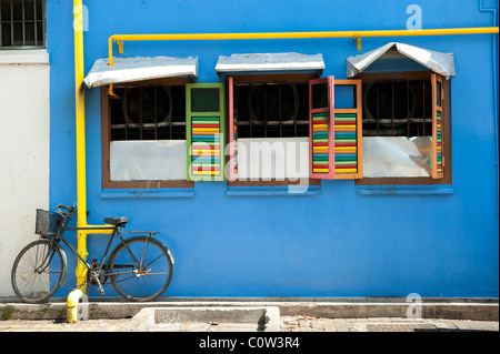 Bunt bemalten Fensterläden und Fahrrad in Little India Geschäftsviertel von Singapur Stockfoto